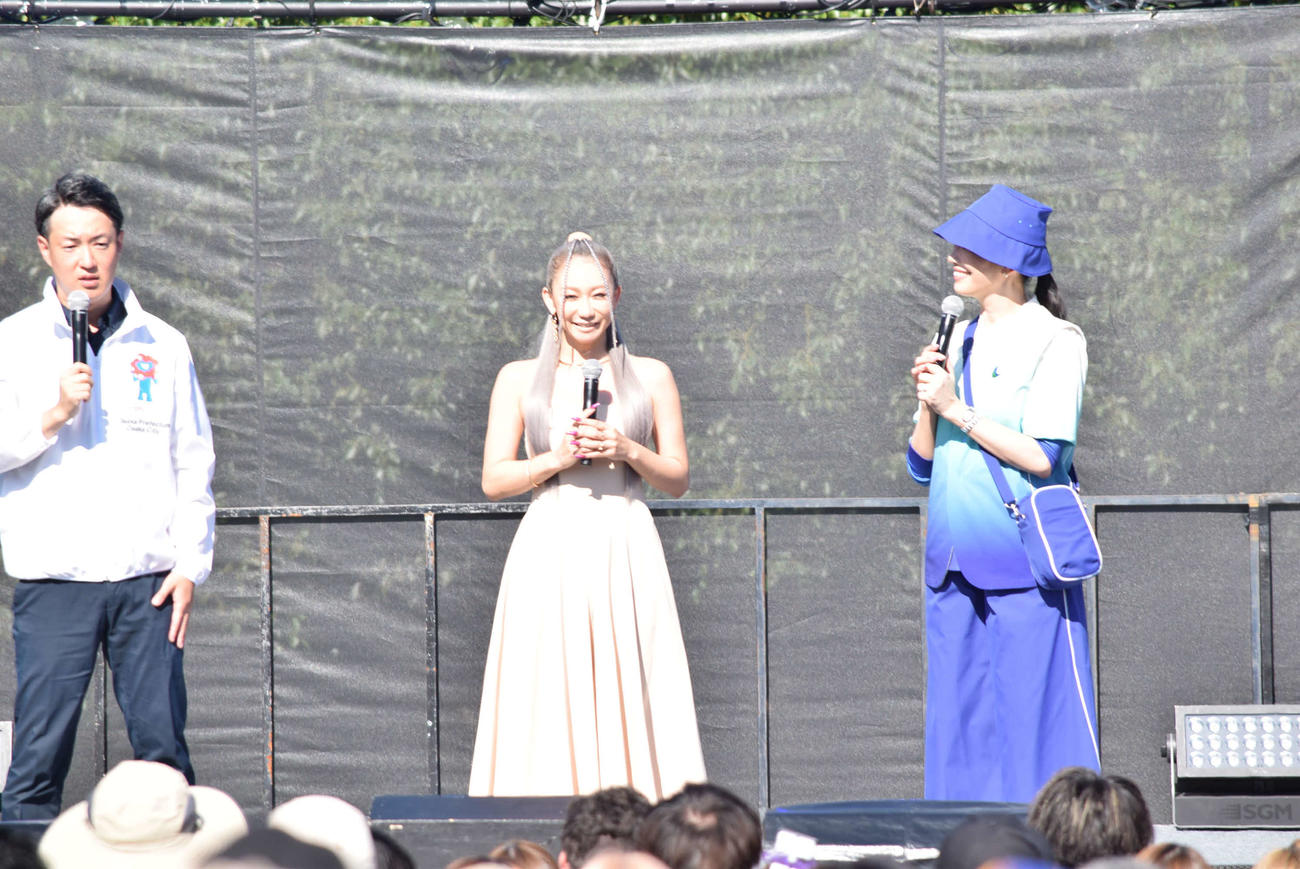 万博開幕6カ月前イベントに登場した倖田来未（中）とアンミカ（右）（撮影・阪口孝志）