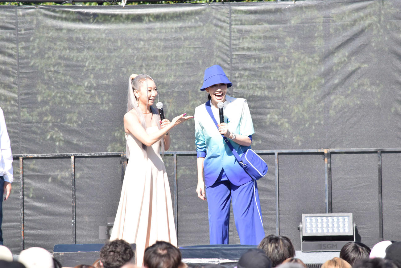 万博開幕6カ月前イベントに登場した倖田来未（左）とアンミカ（右）（撮影・阪口孝志）