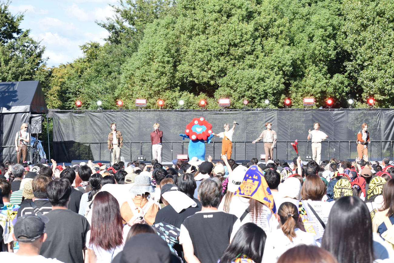 万博開幕6カ月前イベントでミャクミャクとパフォーマンスするBALLISTIK BOYZ（撮影・阪口孝志）