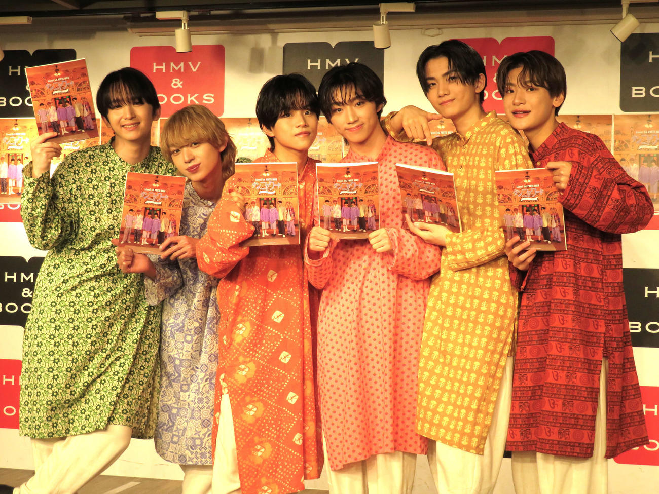 初フォトブック発売イベントに出席したLienelのメンバー、左から高岡ミロ、近藤駿太、武田創世、森田璃空、高桑真之、芳賀柊斗
