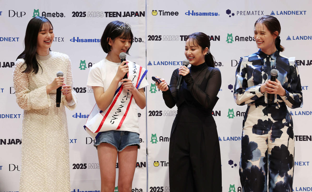 「2025ミス・ティーン・ジャパン」決勝大会で平祐奈（中央右）の飛び道具に笑顔を見せる、左から新川優愛、グランプリの増田有沙さん、1人おいてトラウデン直美（撮影・宮地輝）