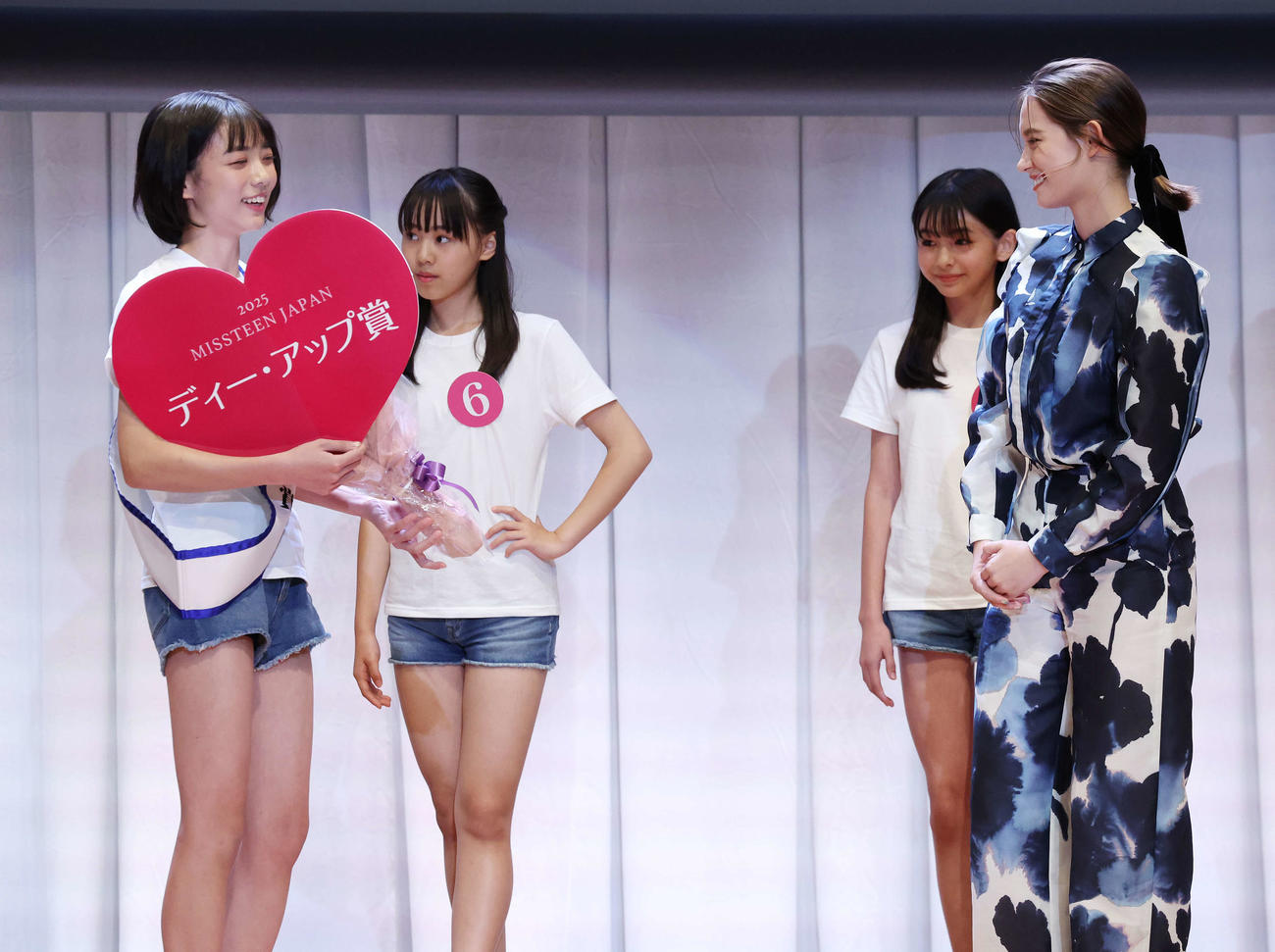 「2025ミス・ティーン・ジャパン」決勝大会でディー・アップ賞に輝いた増田有沙さん。右はトラウデン直美（撮影・宮地輝）