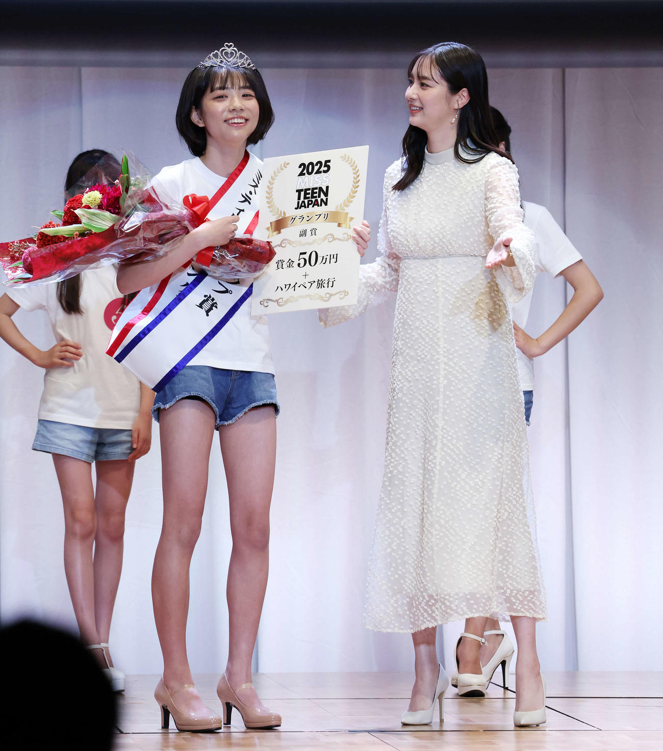「2025ミス・ティーン・ジャパン」決勝大会でグランプリに輝いた増田有沙さん。右は新川優愛（撮影・宮地輝）
