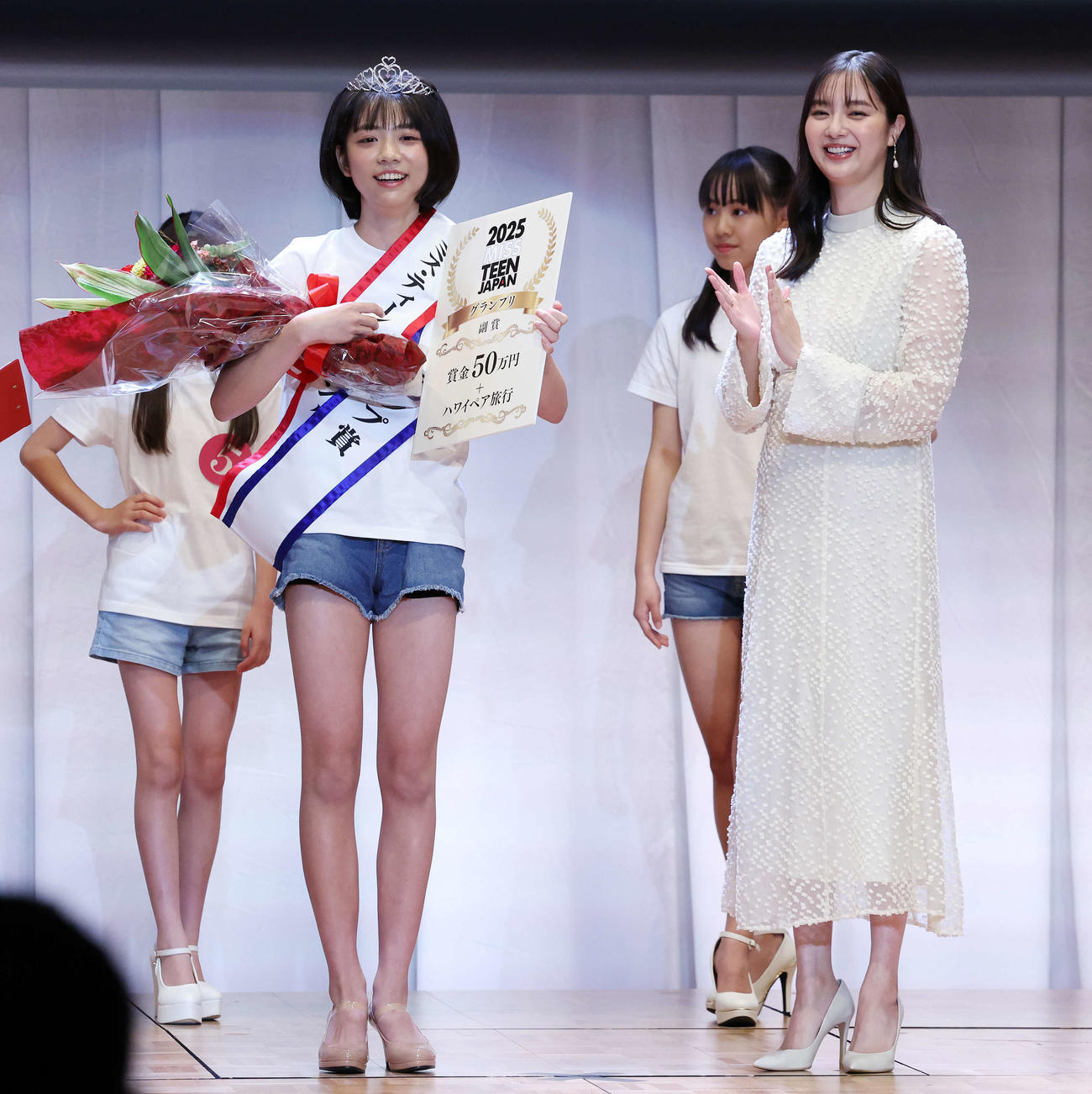 「2025ミス・ティーン・ジャパン」決勝大会でグランプリに輝いた増田有沙さん。右は新川優愛（撮影・宮地輝）