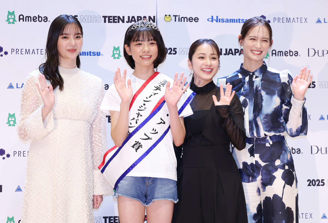 「2025ミス・ティーン・ジャパン」決勝大会でグランプリに輝いた増田有沙さん（中央左）と記念撮影する、左から新川優愛、1人おいて平祐奈、トラウデン直美（撮影・宮地輝）