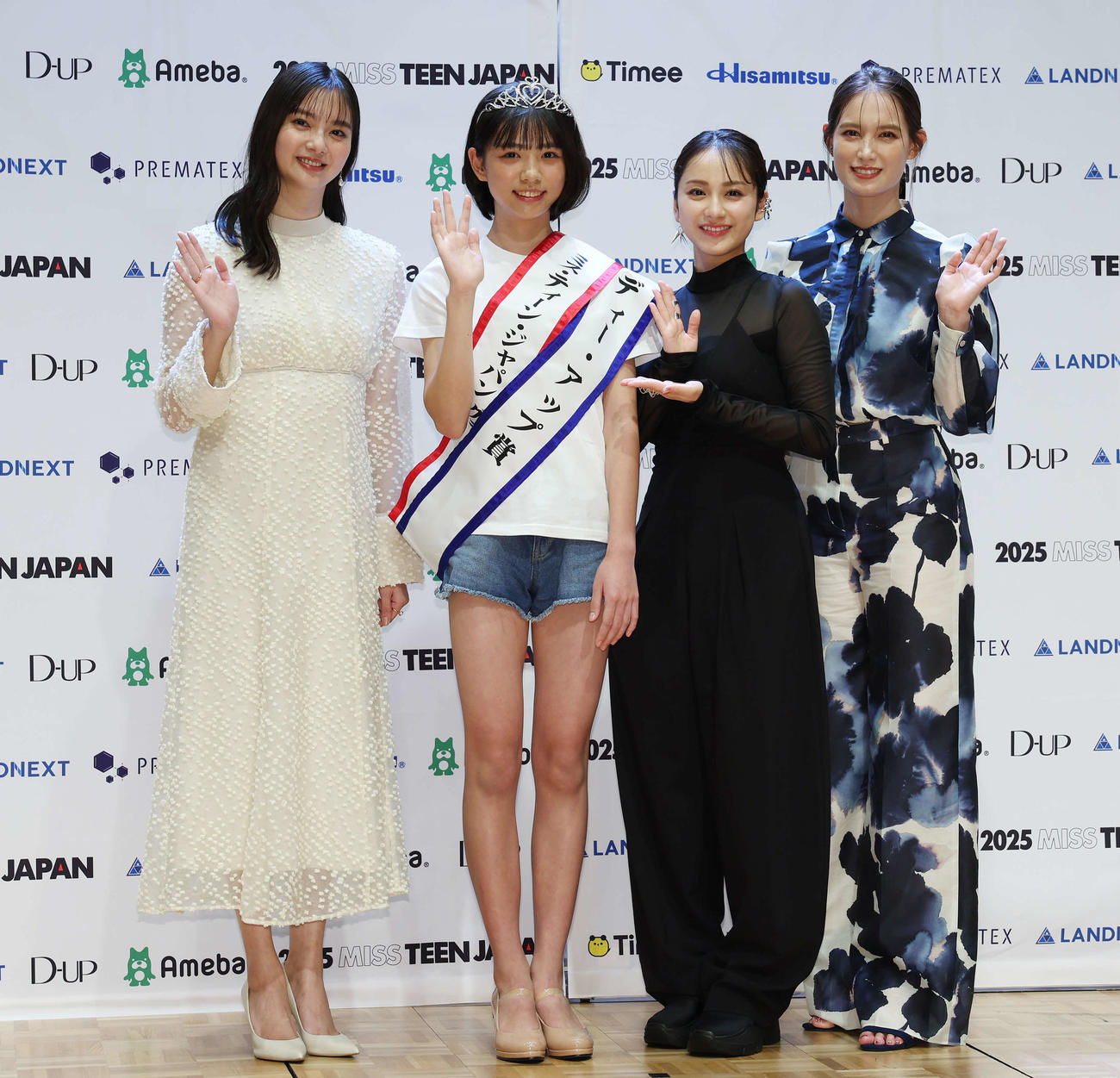 「2025ミス・ティーン・ジャパン」決勝大会でグランプリに輝いた増田有沙さん（中央左）と記念撮影する、左から新川優愛、1人おいて平祐奈、トラウデン直美（撮影・宮地輝）