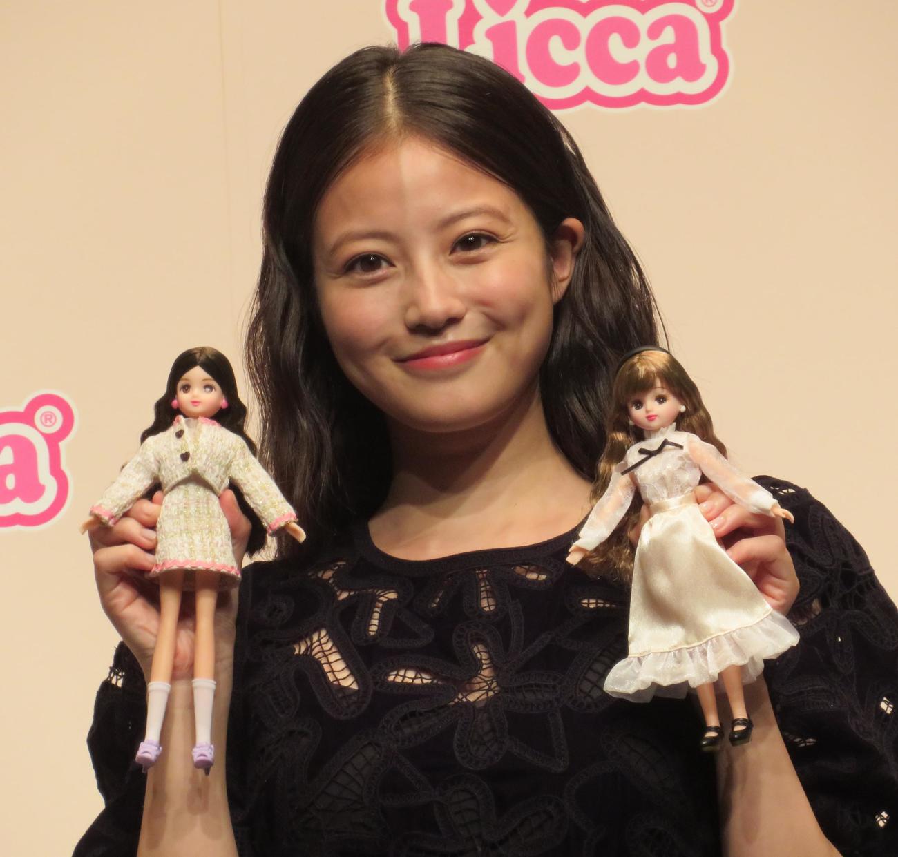 「リカちゃん」と「あこがれ芸能人　みおちゃん」を手にする今田美桜
