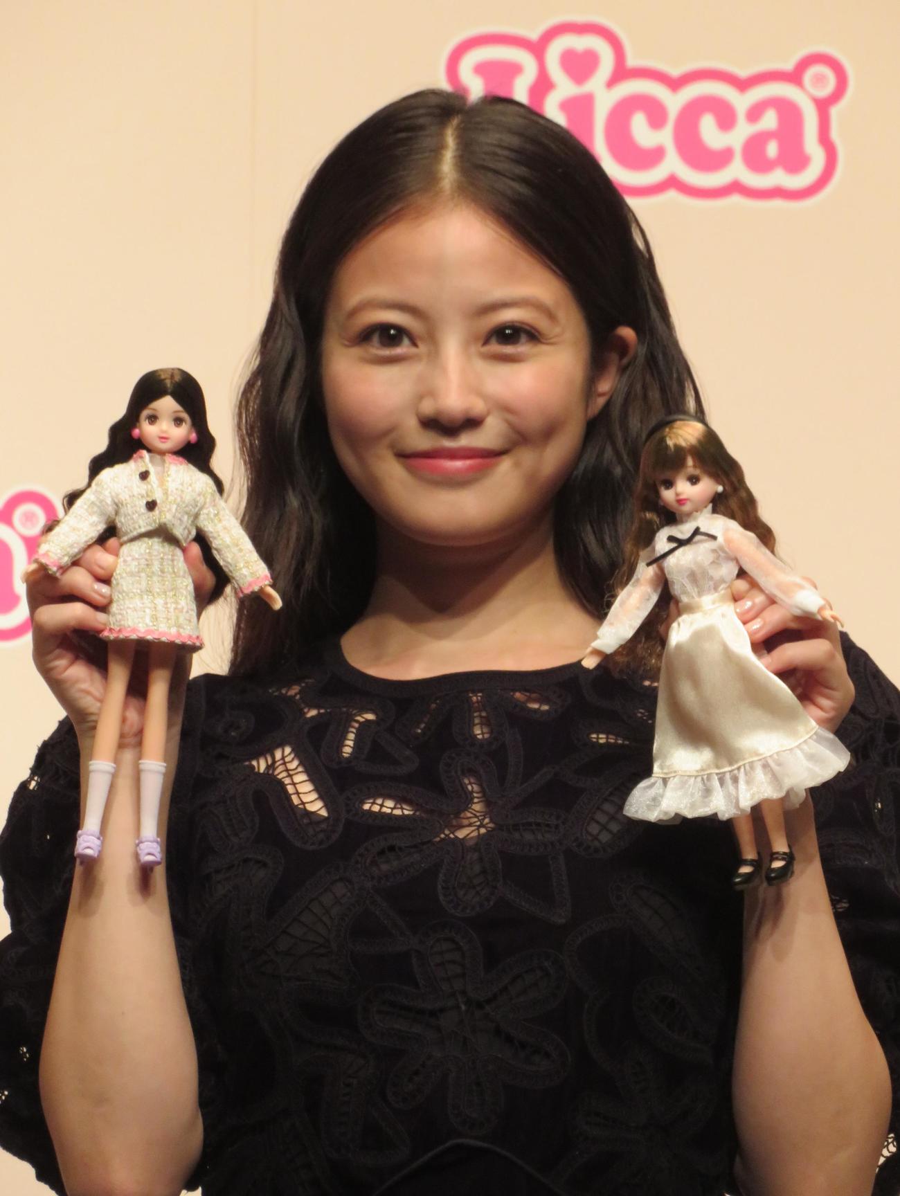 「リカちゃん」と「あこがれ芸能人　みおちゃん」を手にする今田美桜