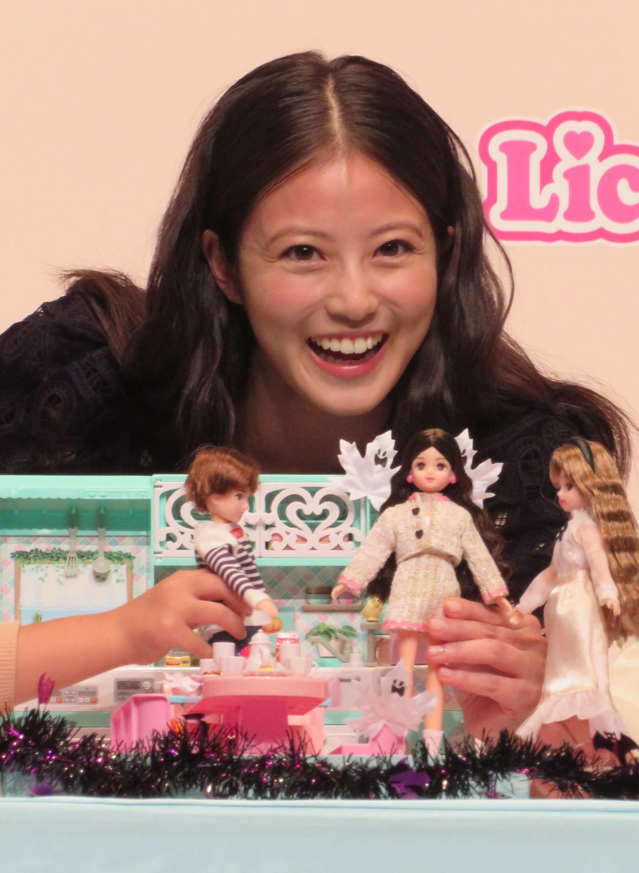 人形遊びで笑顔を見せる今田美桜