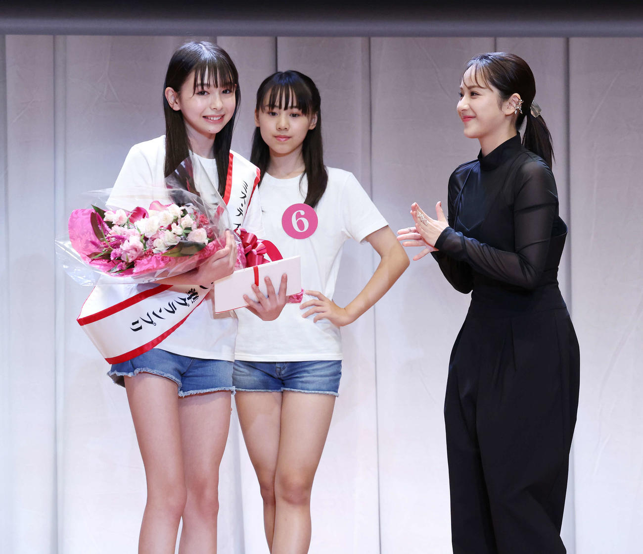 「2025ミス・ティーン・ジャパン」決勝大会で準グランプリに輝いたデービス瑛恋さん。右は平祐奈（撮影・宮地輝）