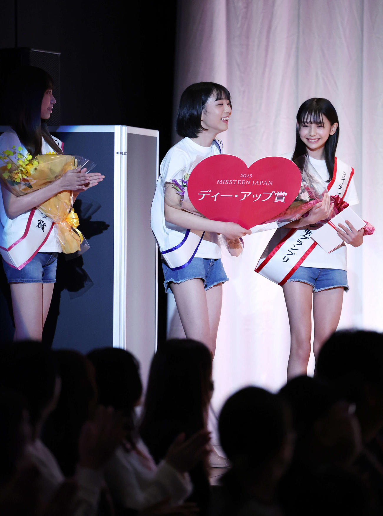 「2025ミス・ティーン・ジャパン」決勝大会でグランプリに選ばれ驚く増田有沙さん（中央）（撮影・宮地輝）