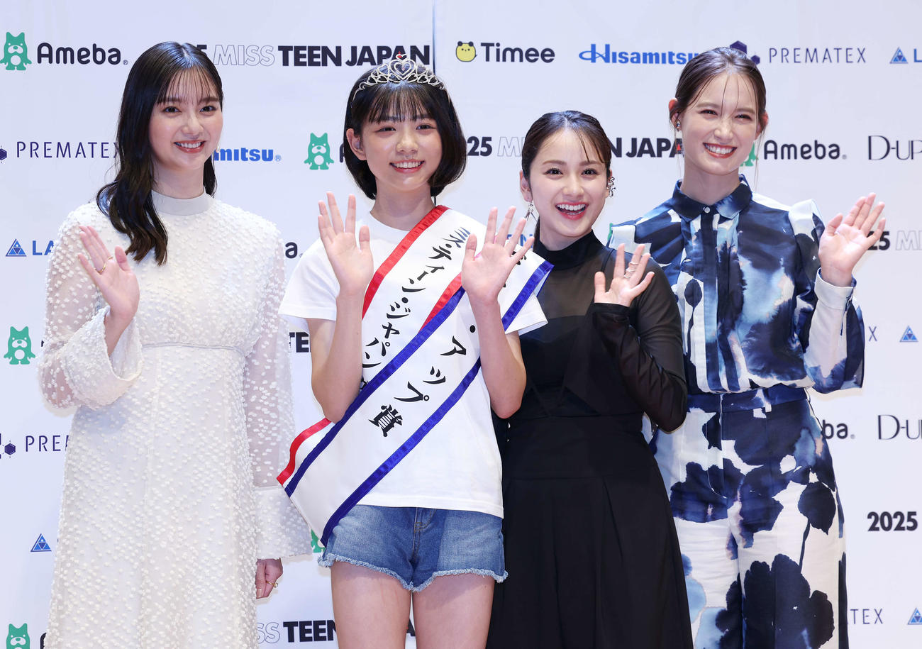 「2025ミス・ティーン・ジャパン」決勝大会でグランプリに輝いた増田有沙さん（中央左）と記念撮影する、左から新川優愛、1人おいて平祐奈、トラウデン直美（撮影・宮地輝）