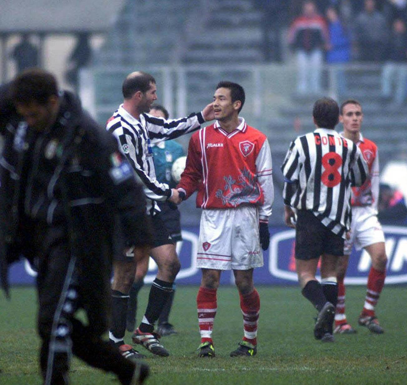 試合後、笑顔でユベントスMFジネディーヌ・ジダン（左）と握手するペルージャMF中田英寿（1999年1月24日撮影）