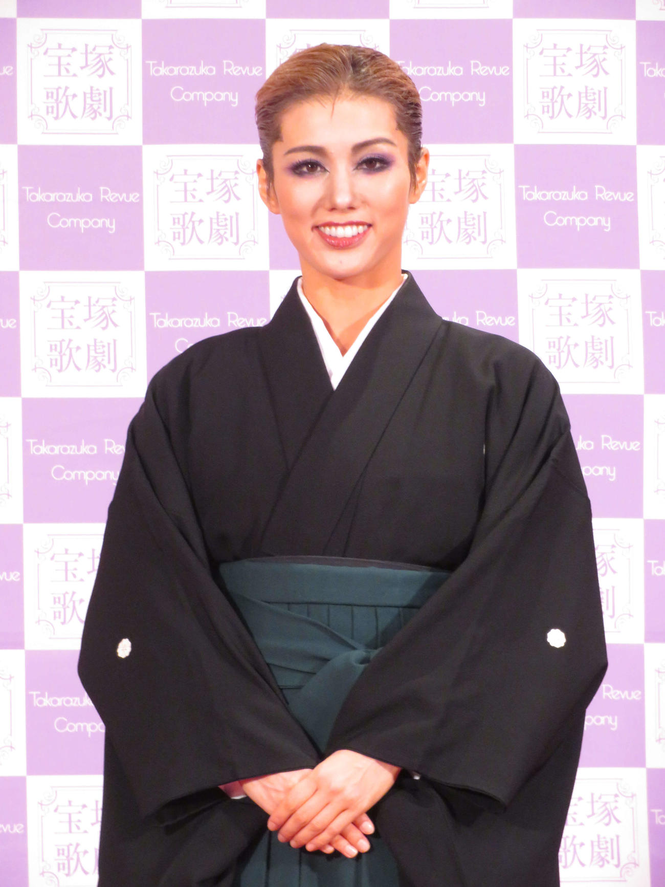 退団会見を行った彩風咲奈