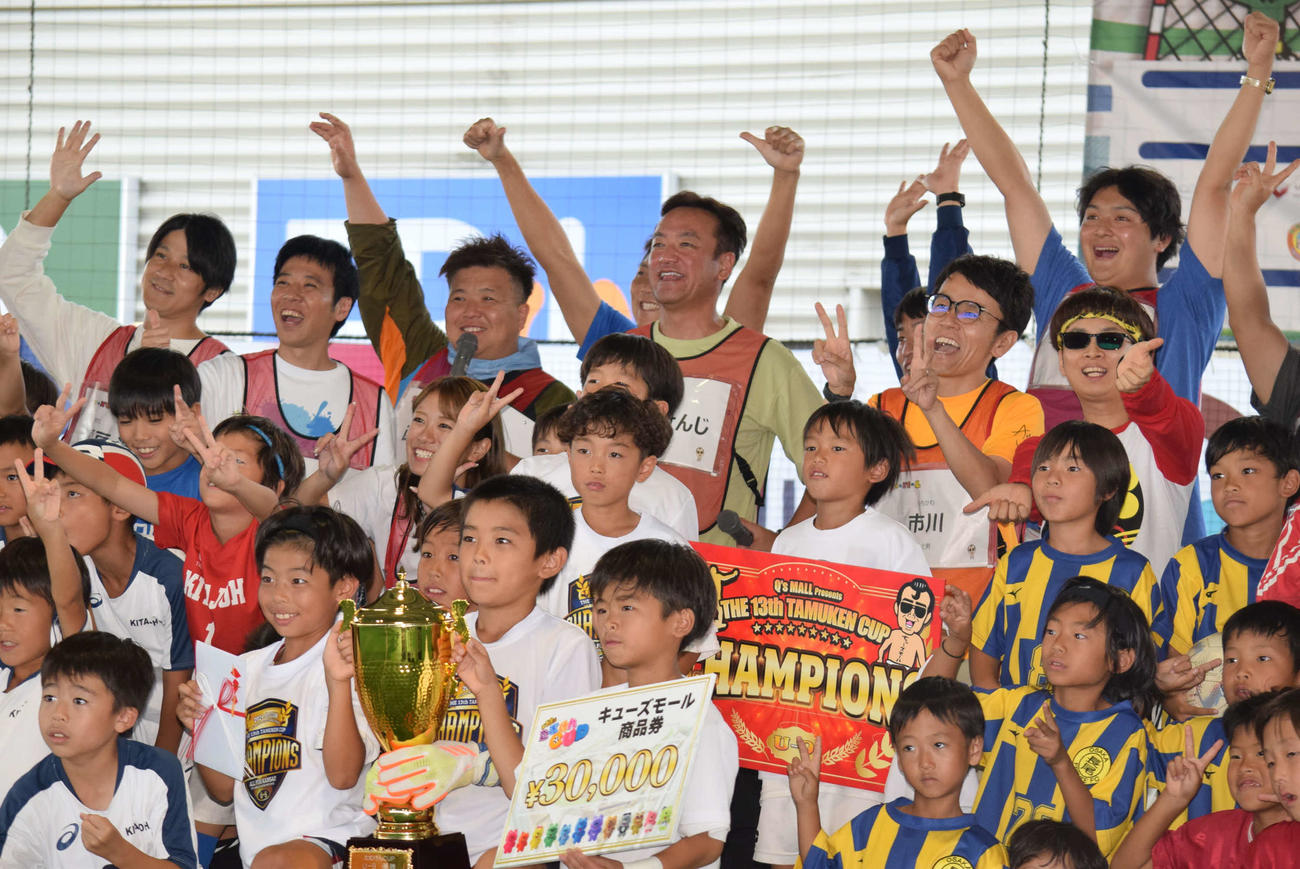 たむけんCUPでサッカー少年たちと写真に収まるたむらけんじ（後列左から4人目）（撮影・阪口孝志）