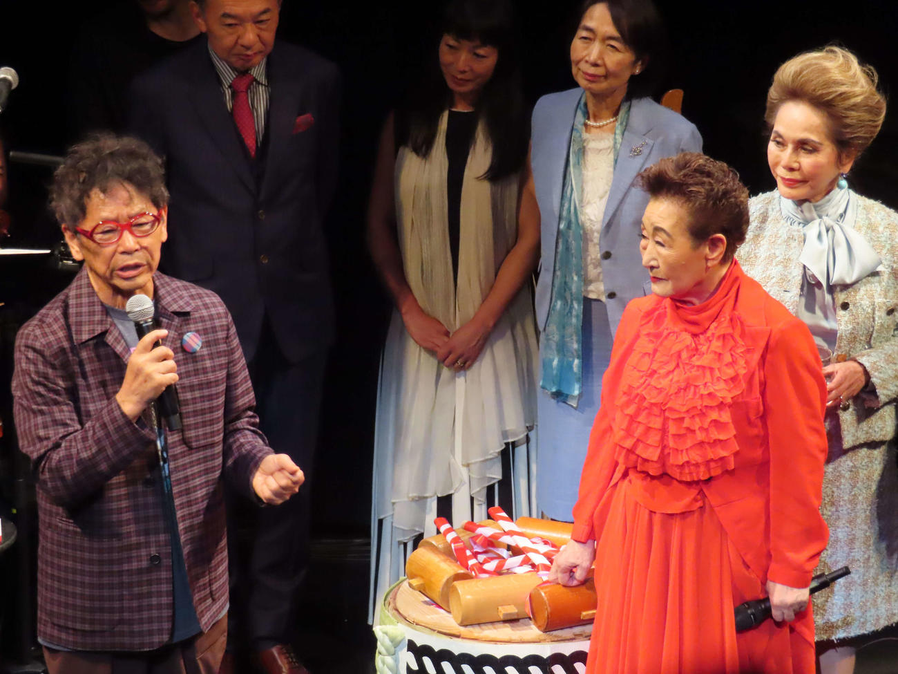 加藤登紀子（右）の歌手60周年パーティーで祝福する南こうせつ。後方はデヴィ夫人（2024年10月撮影）