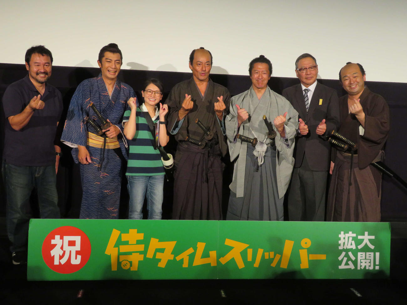 映画「侍タイムスリッパー」応援感謝！　舞台あいさつに登壇した、左から安田淳一監督、田村ツトム、沙倉ゆうの、山口馬木也、冨家ノリマサ、井上肇、高寺裕司（撮影・村上幸将）
