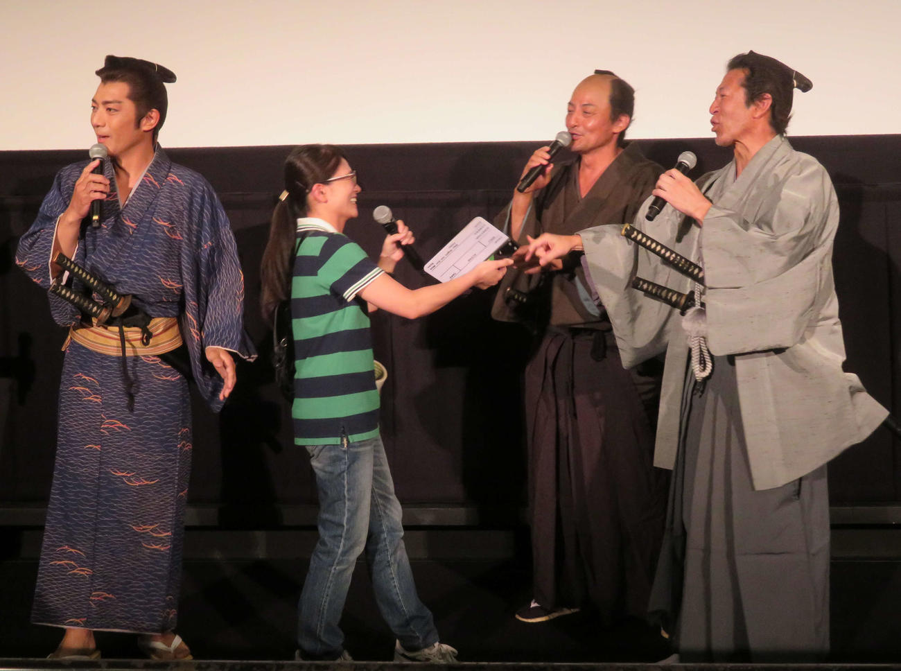 映画「侍タイムスリッパー」応援感謝！　舞台あいさつで寸劇を披露する、左から田村ツトム、沙倉ゆうの、山口馬木也、冨家ノリマサ（撮影・村上幸将）