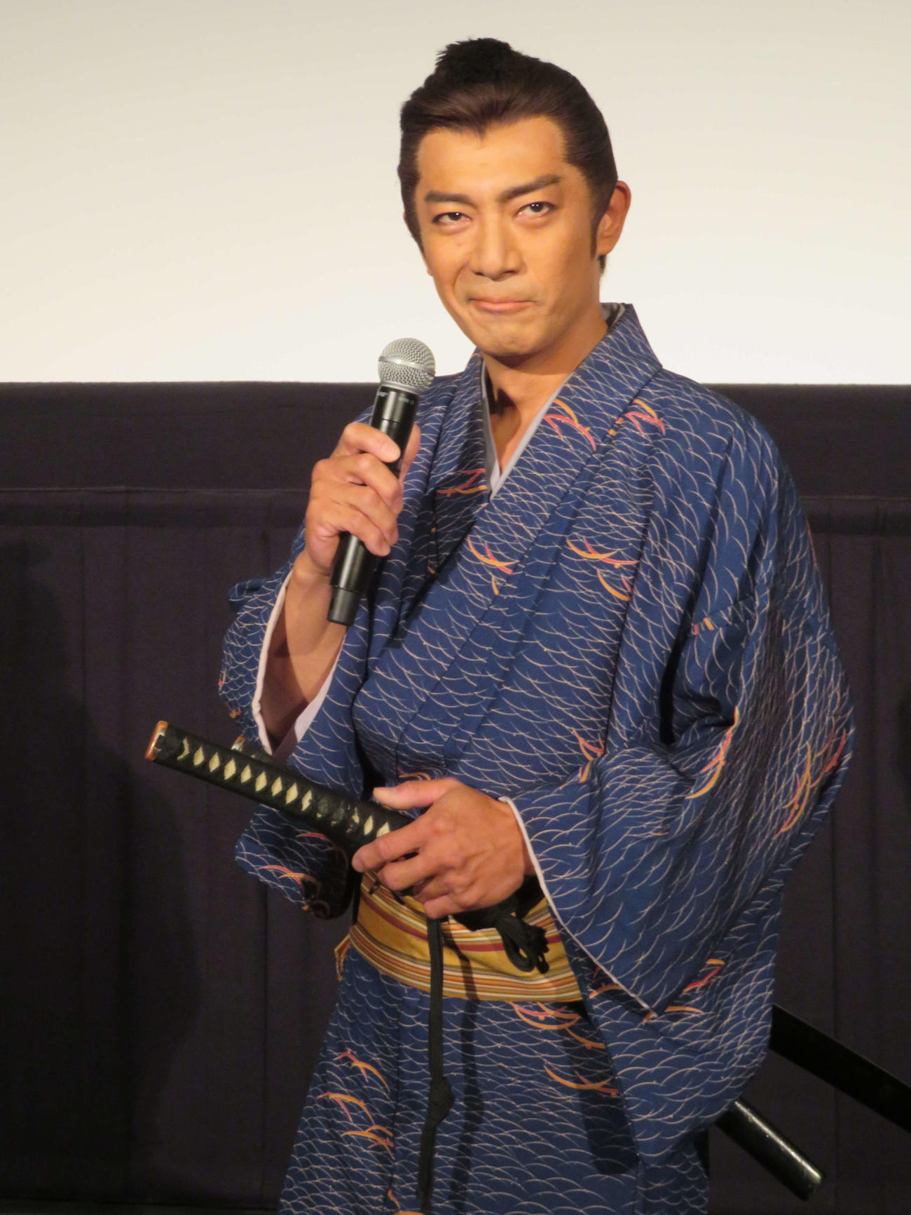 映画「侍タイムスリッパー」応援感謝！　舞台あいさつで寸劇を披露する中で、心配無用ノ介として見得を切る田村ツトム（撮影・村上幸将）