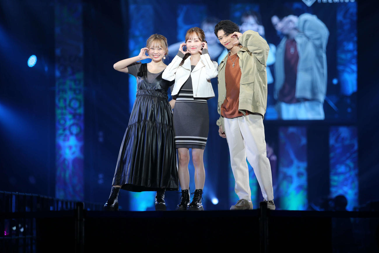 SAPPOROコレクション　LIVERの3人（左から、ゆのか、若月瑠菜、晴斗）はランウェーでポーズ（撮影・中島洋尚）