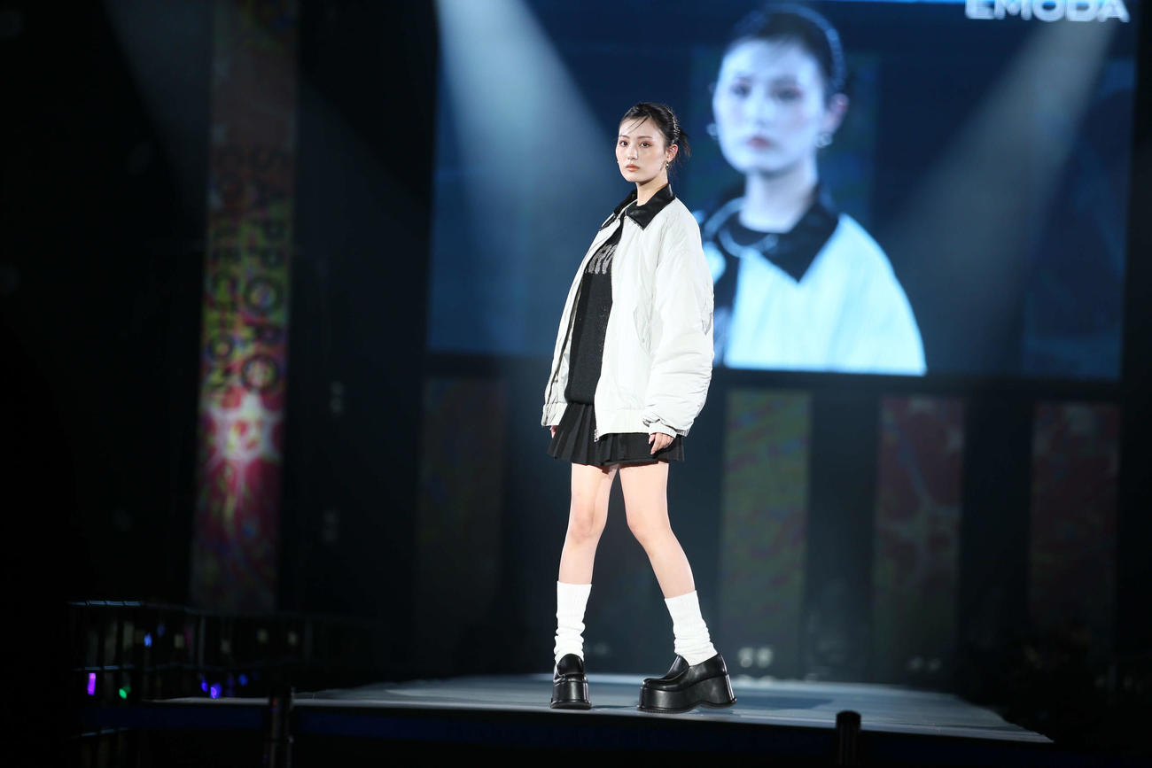 SAPPOROコレクション　鶴嶋乃愛は、ランウェーでポーズ（撮影・中島洋尚）