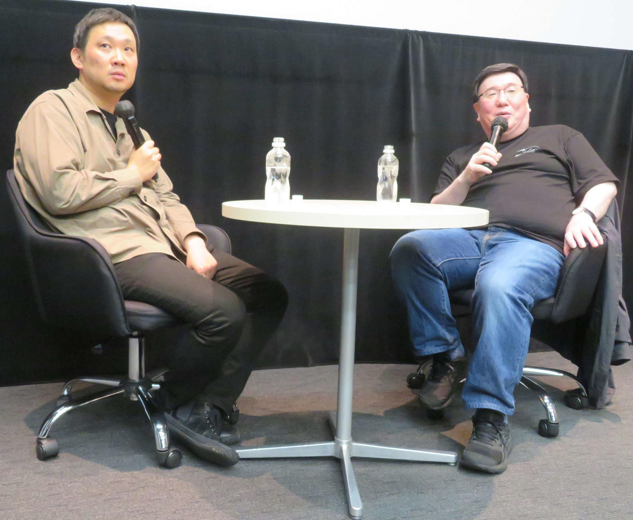 東京藝大大学院映像研究科映画専攻設立20年記念上映会でトークショーを開いた、濱口竜介監督（左）と筒井武文教授（撮影・村上幸将）