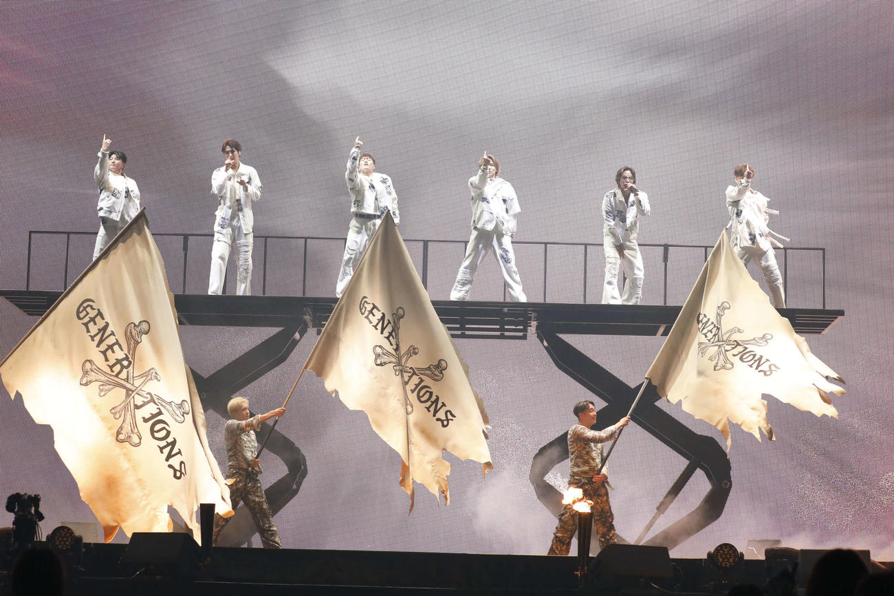 「GENERATIONS LIVE TOUR 2024”GENERATIONS 2．0”」でパフォーマンスを行うGENERATIONS。左から佐野玲於、片寄涼太、中務裕太、小森隼、数原龍友、白濱亜嵐