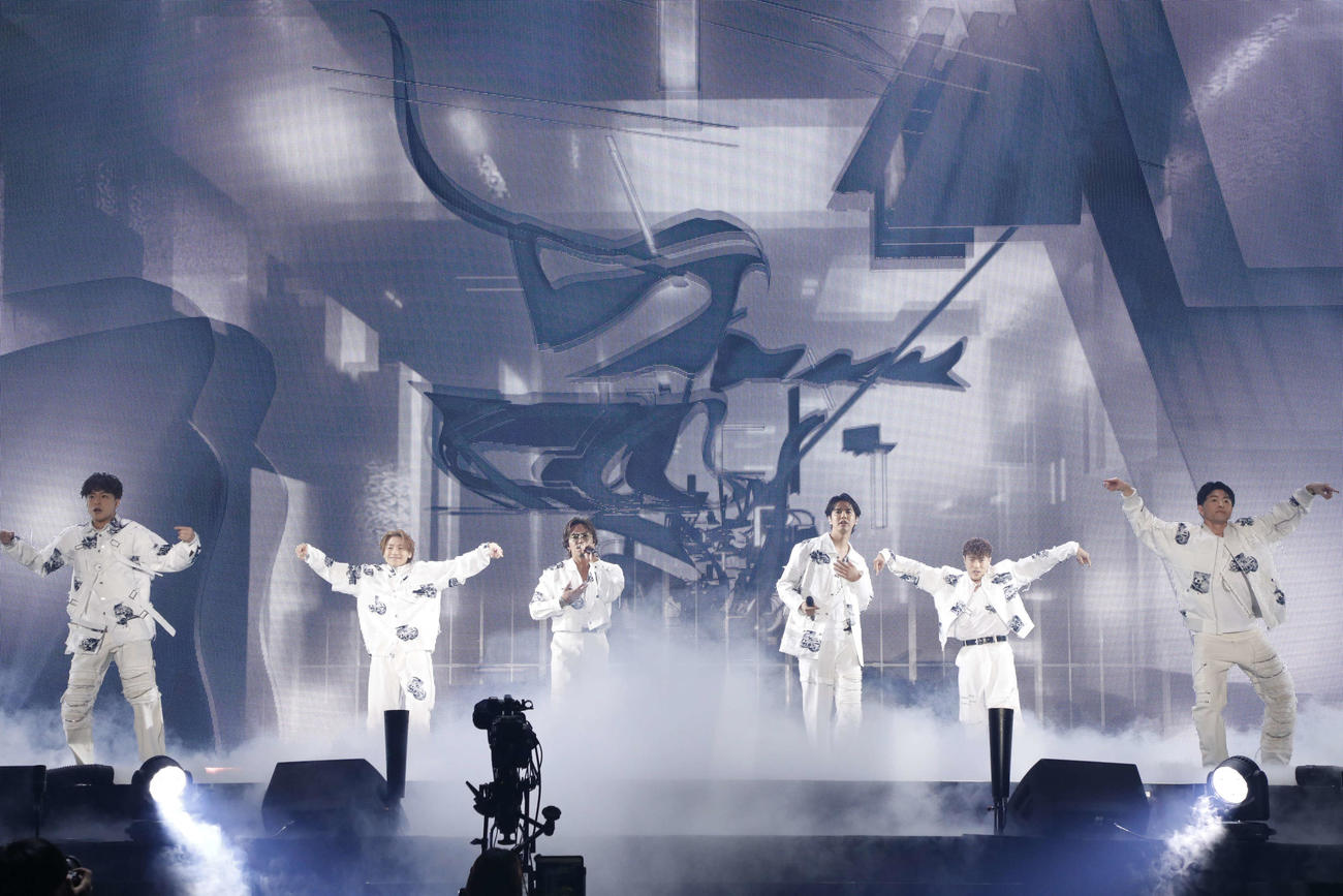 「GENERATIONS LIVE TOUR 2024”GENERATIONS 2．0”」でパフォーマンスを行うGENERATIONS。左から白濱亜嵐、小森隼、数原龍友、片寄涼太、中務裕太、佐野玲於