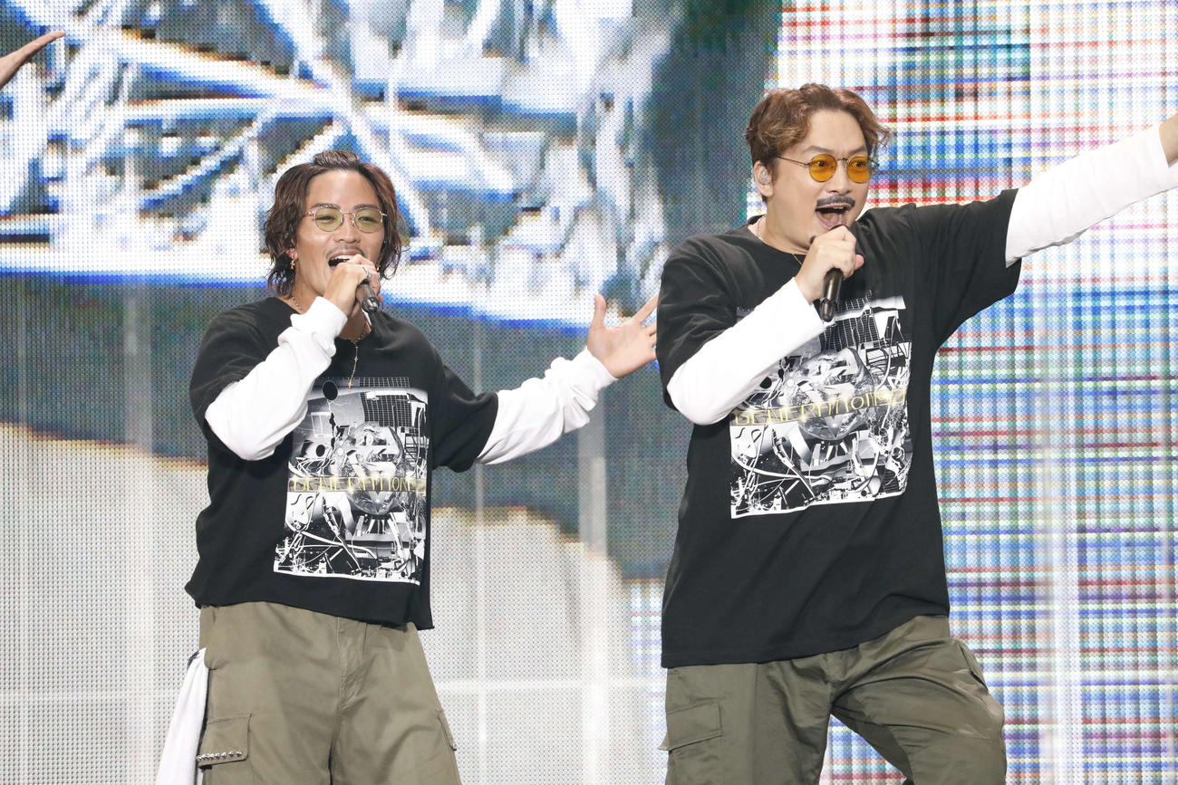 「GENERATIONS LIVE TOUR 2024”GENERATIONS 2．0”」でパフォーマンスする、数原龍友に扮した香取慎吾（右）と数原龍友