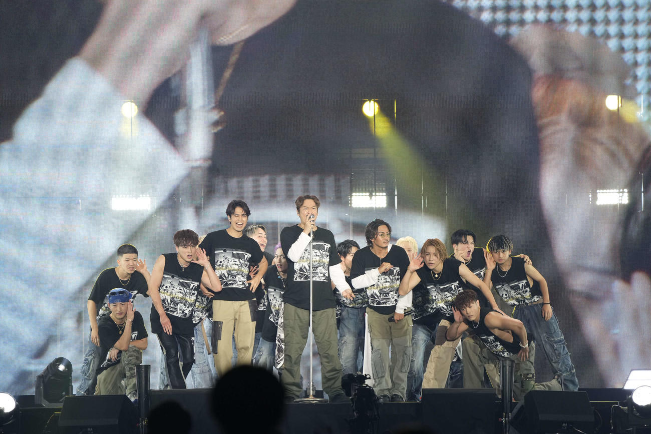 「GENERATIONS LIVE TOUR 2024”GENERATIONS 2．0”」でパフォーマンスする、香取慎吾（中央）とGENERATIONS