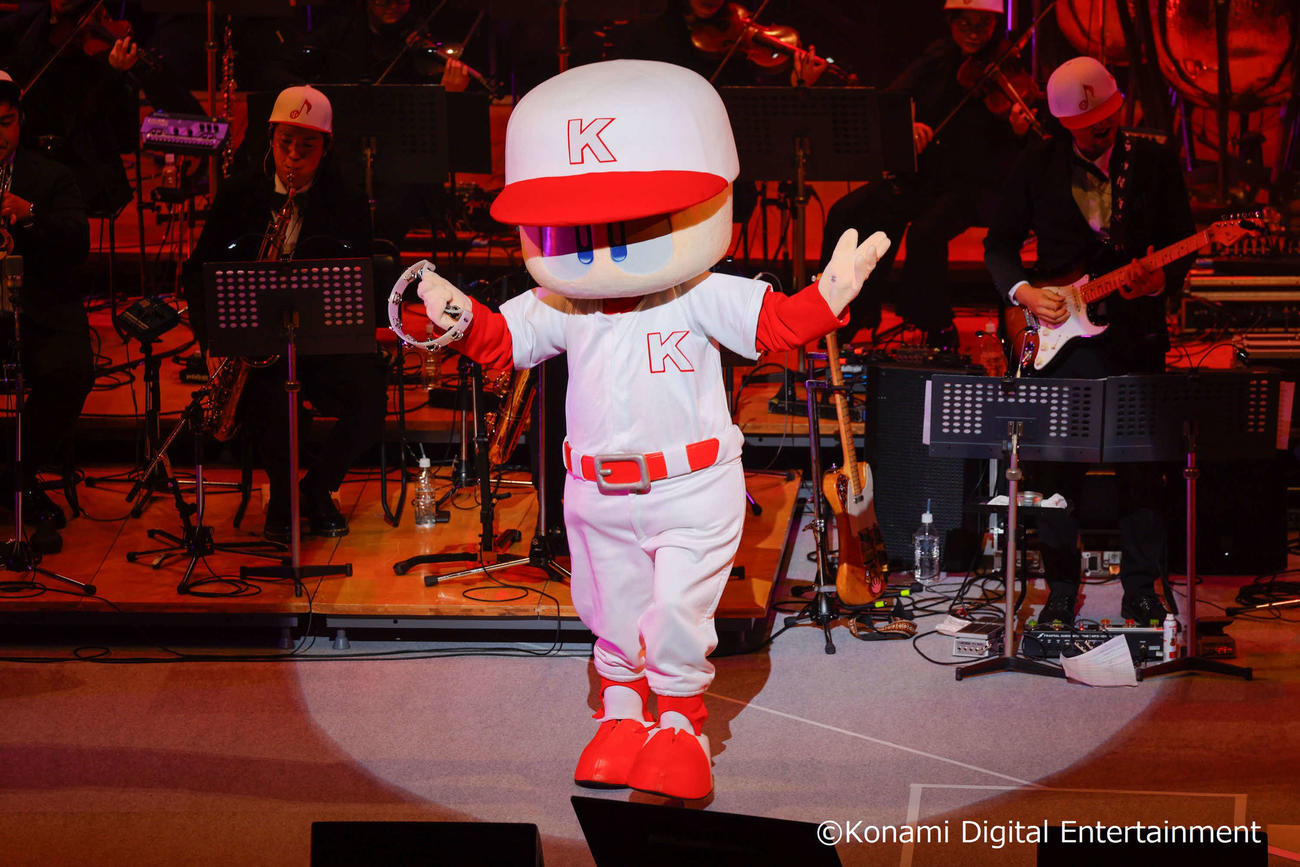 野球ゲーム「パワフルプロ野球」シリーズの発売30周年を記念した「パワフルプロ野球30周年記念コンサート」でオーケストラと共に演奏するパワプロくん