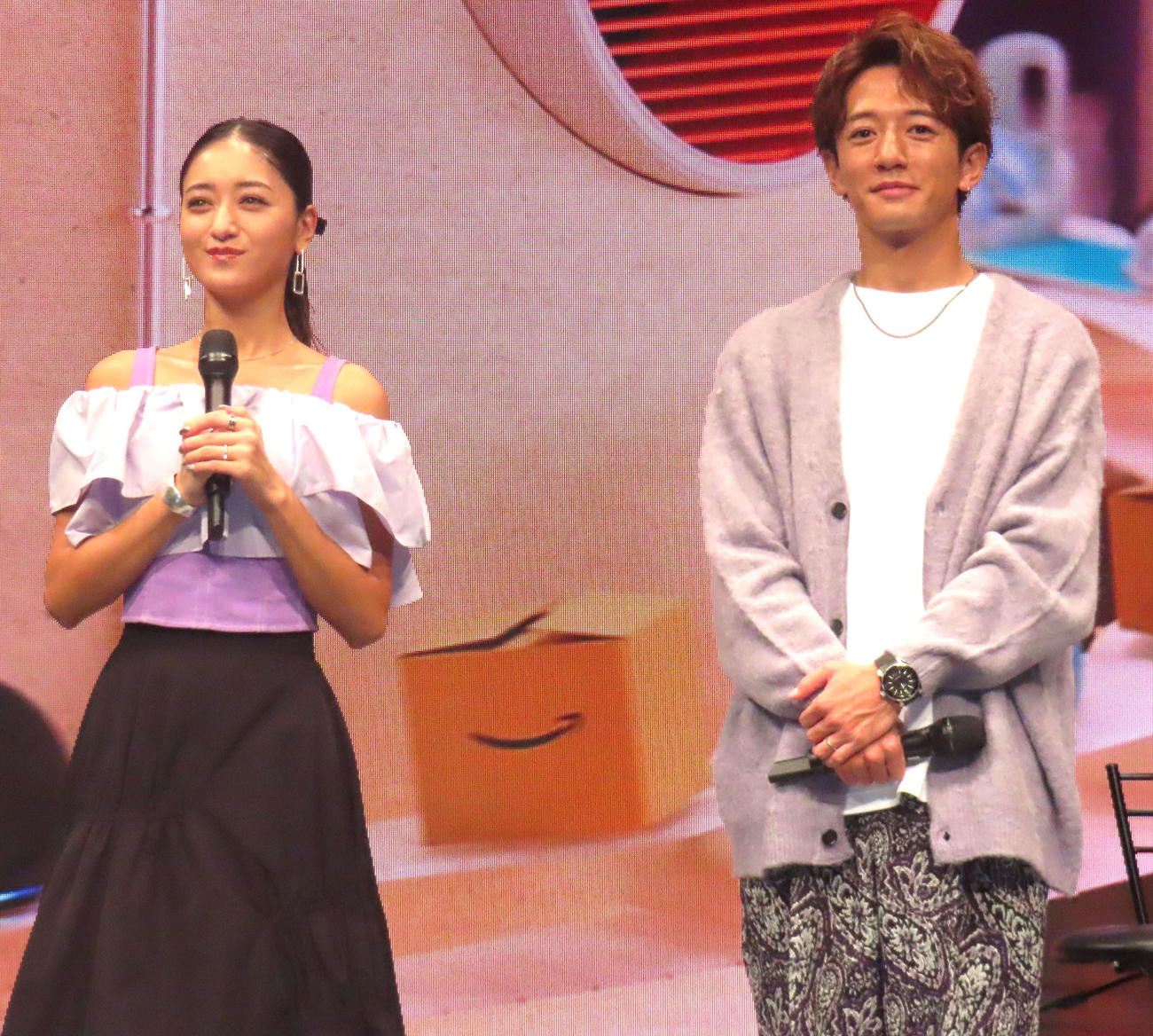 23年11月17日　「Amazon　ブラックフライデー」記者発表会に出席した池田美優（左）と大倉士門夫妻