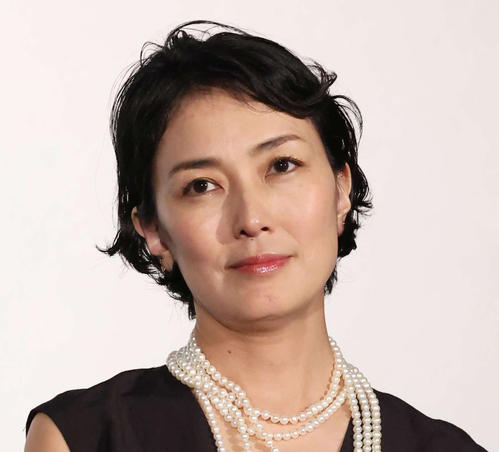 板谷由夏「50代はもう１度ヒールを履きたい」　スカート合わせた大人コーデに「エレガント」の声