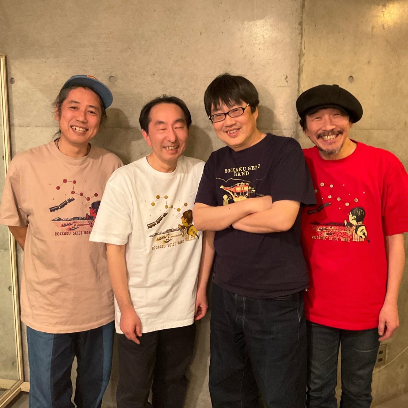 六角精児バンドのメンバー、左から3人目が六角精児
