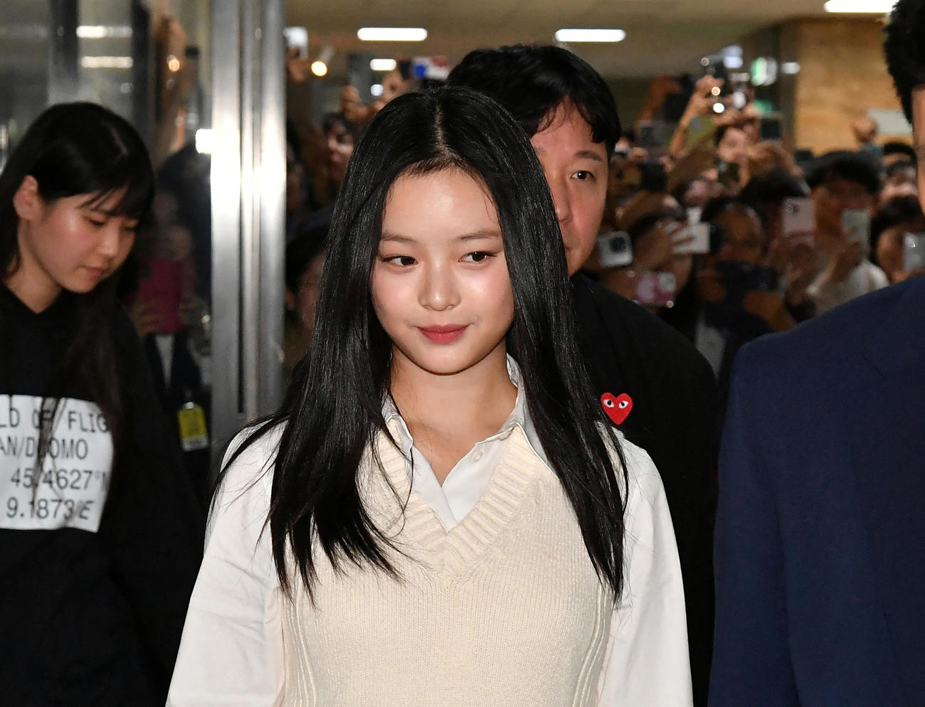 韓国国会に参考人として出席したNewJeansのハニ（HANNI）（ロイター）