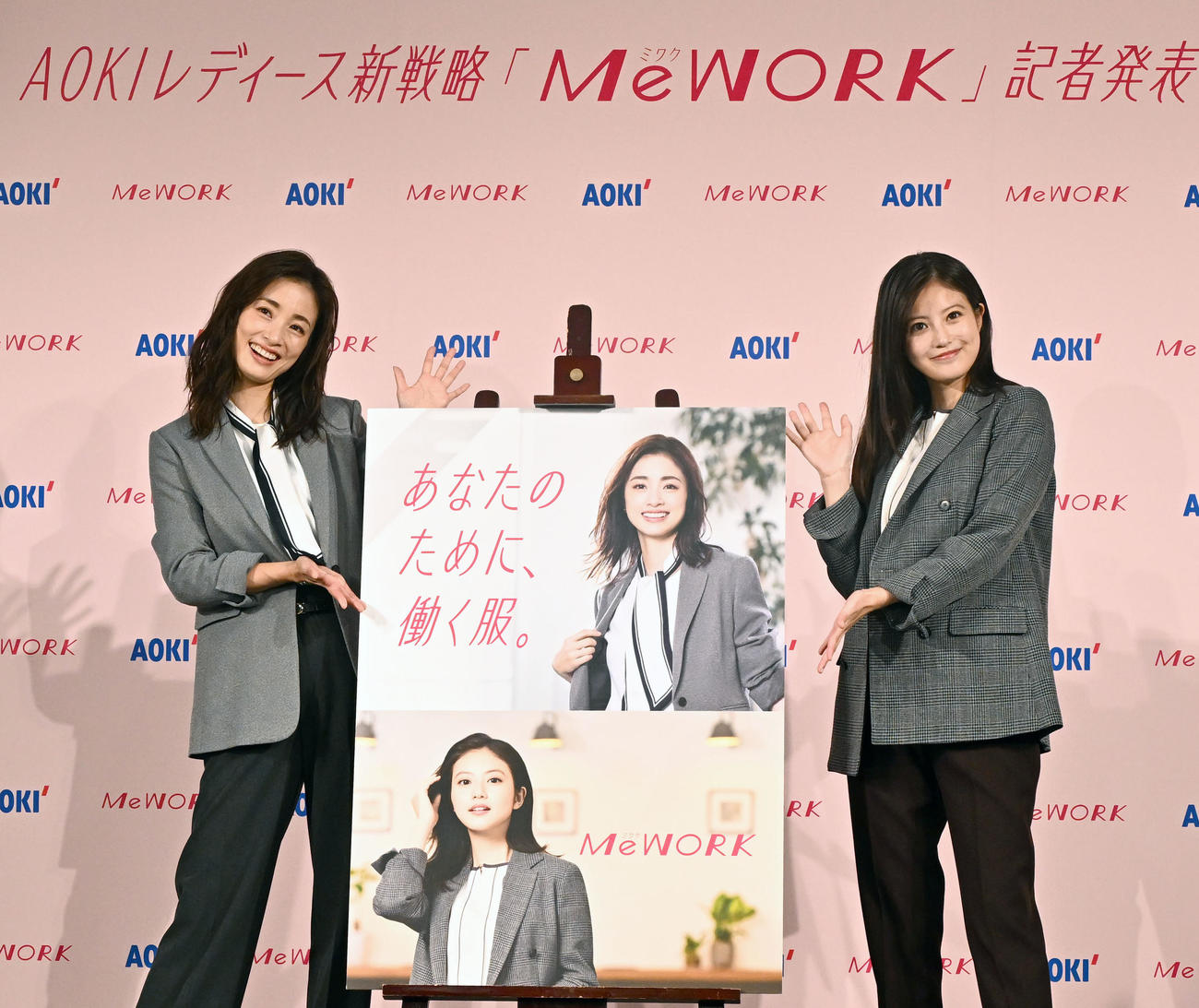 AOKIのレディースブランド発表会に出席した上戸彩（左）と今田美桜（撮影・千葉一成）