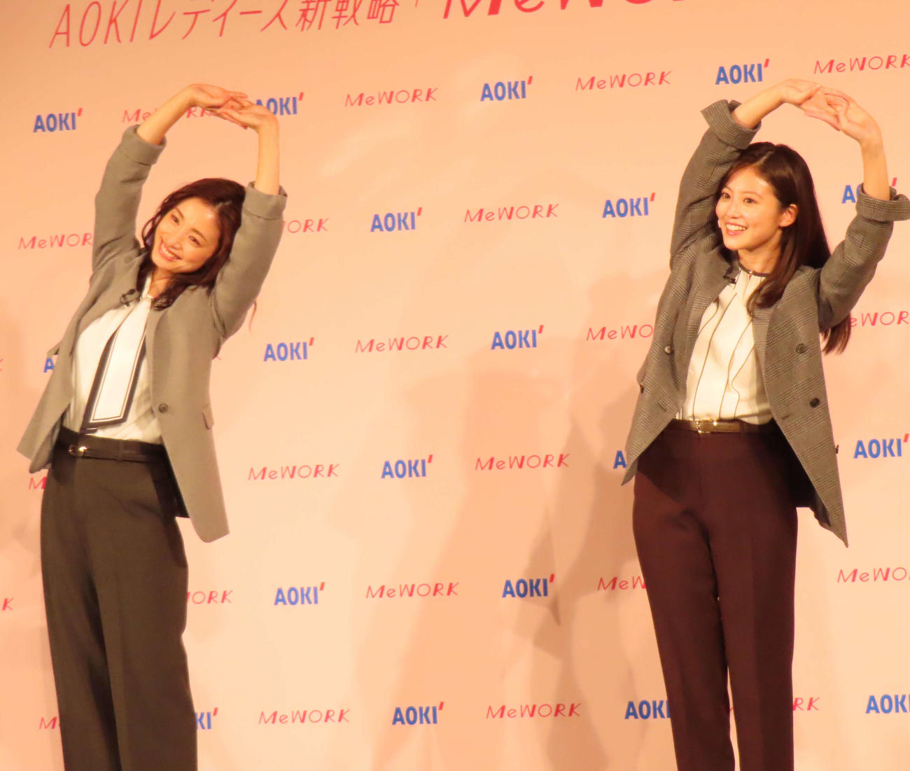 AOKIレディース新戦略「MeWORK」記者発表会に出席した上戸彩（左）と今田美桜