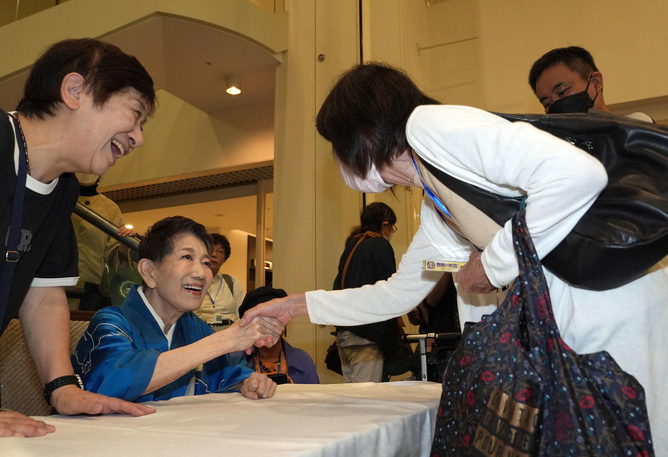 ファンと笑顔で握手を交わす水前寺清子（撮影・たえ見朱実）