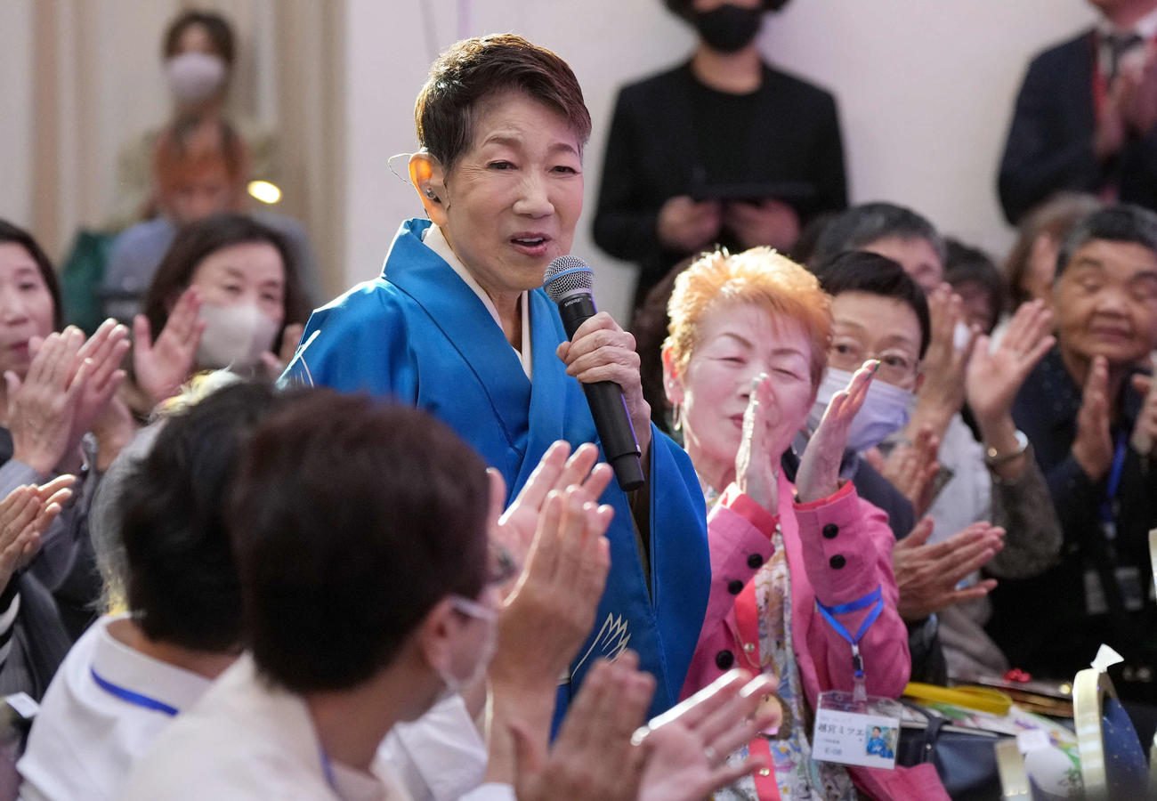 ファンの大声援を受け入場する水前寺清子（撮影・たえ見朱実）