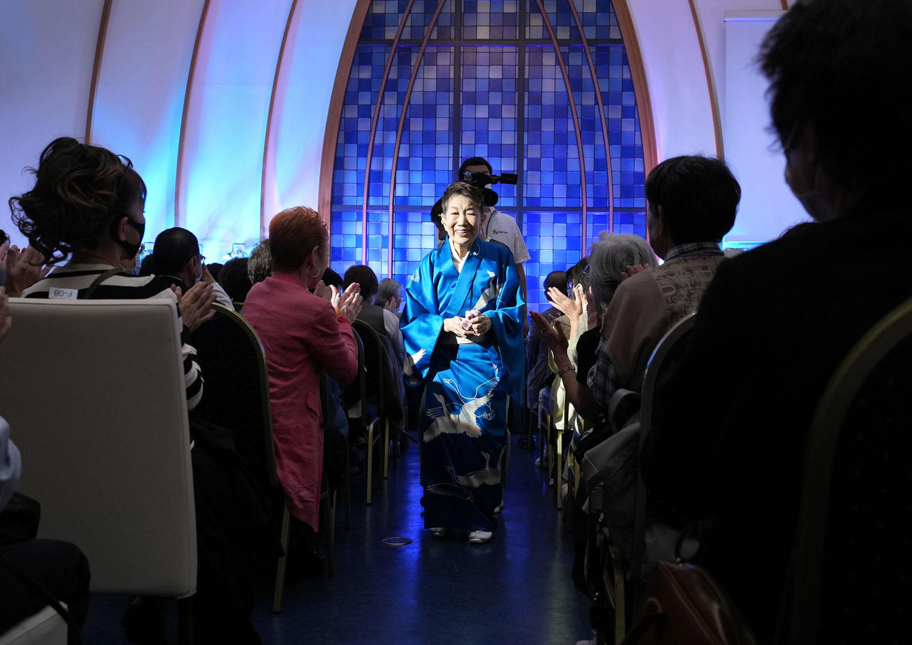 ファンのお見送りを受け降壇する水前寺清子（撮影・たえ見朱実）