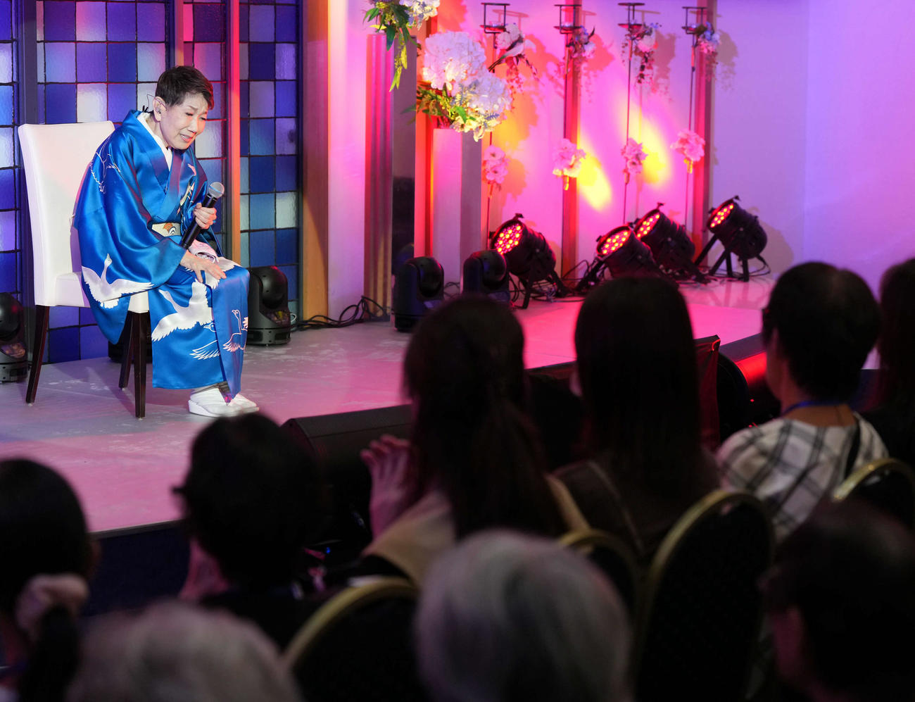 イベント中、体調不良を起こし椅子に座る水前寺清子（撮影・たえ見朱実）