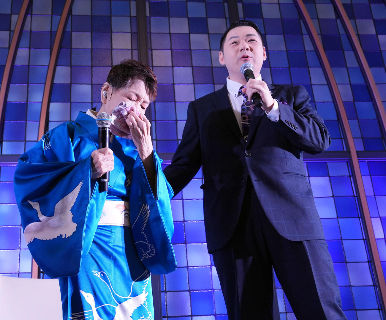 大江裕（右）の登場に感激し涙を流す水前寺清子（撮影・たえ見朱実）