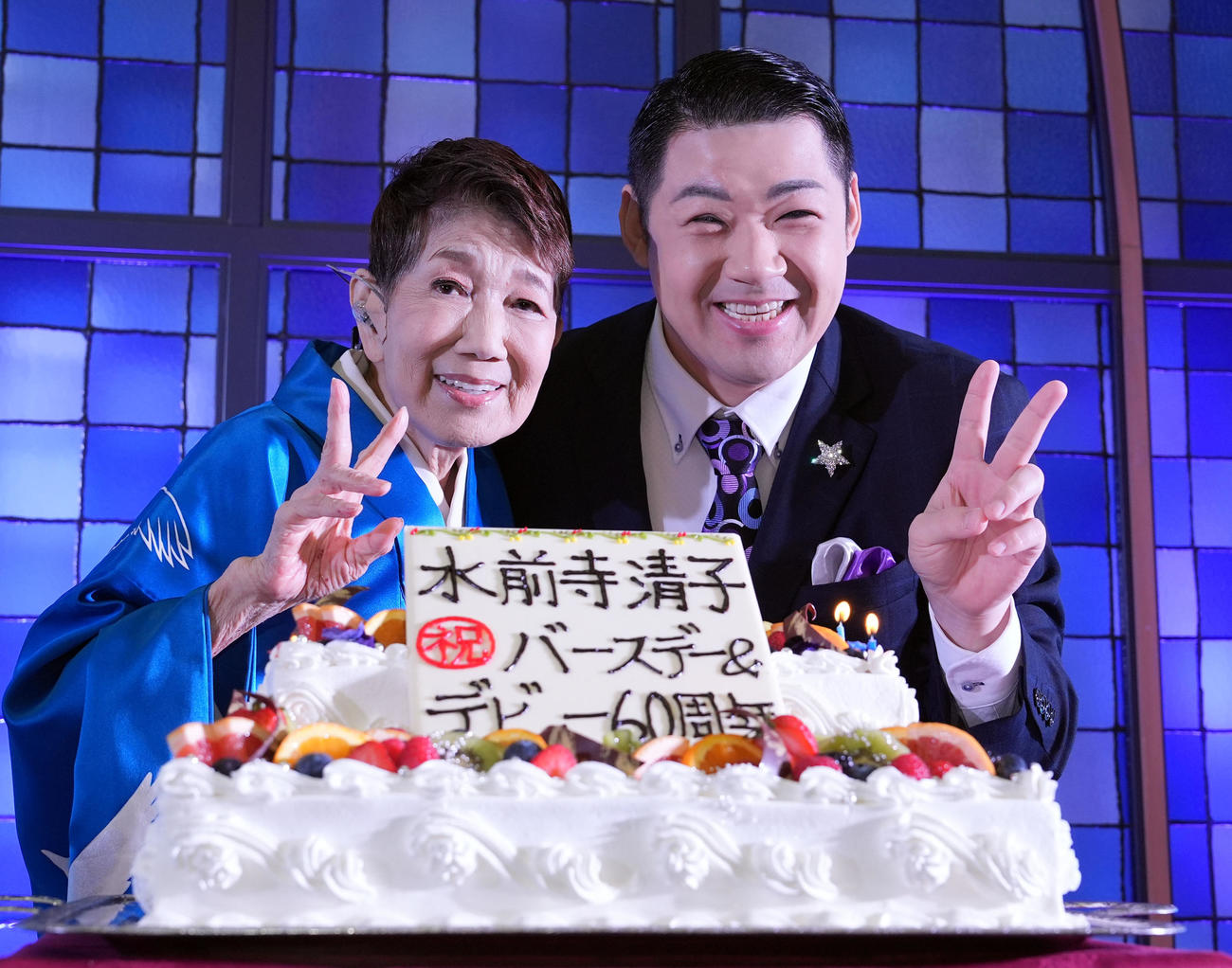 誕生日とデビュー60周年を迎え、大江裕（右）とポーズを決める水前寺清子（撮影・たえ見朱実）