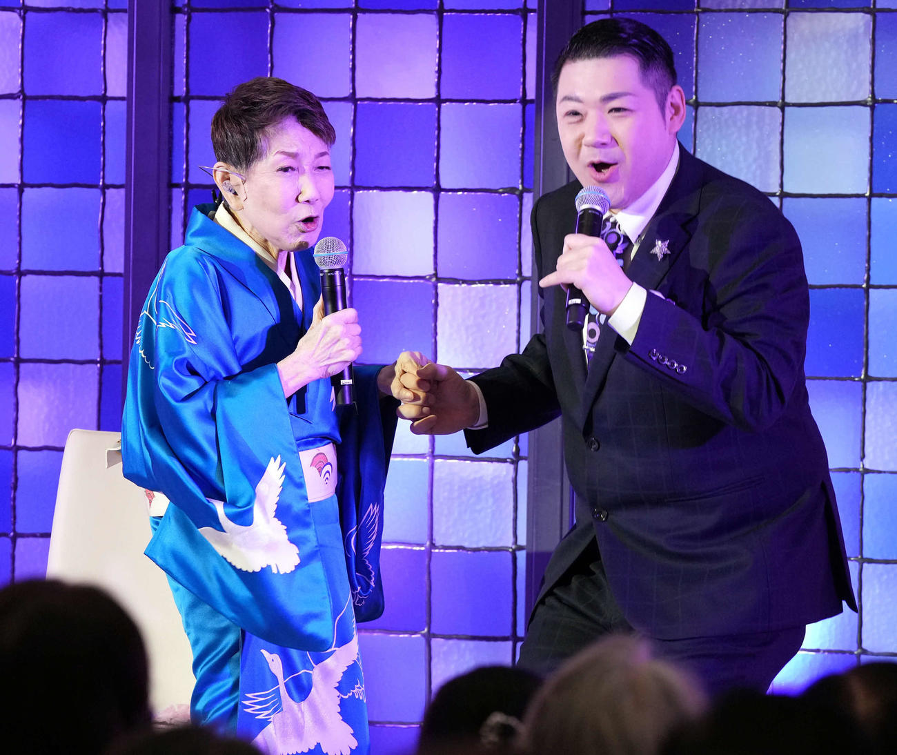 大江裕（右）と大ヒット曲「365歩のマーチ」を熱唱する水前寺清子（撮影・たえ見朱実）