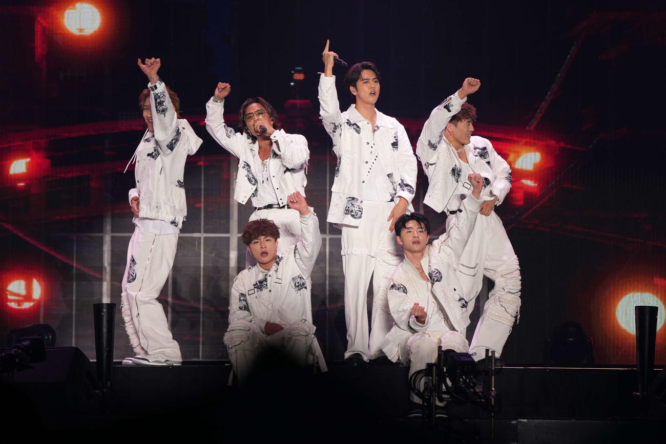「GENERATIONS LIVE TOUR 2024”GENERATIONS 2．0”」でパフォーマンスするGENERATIONS。前列左から白濱亜嵐、佐野玲於、後列左から小森隼、数原龍友、片寄涼太、中務裕太