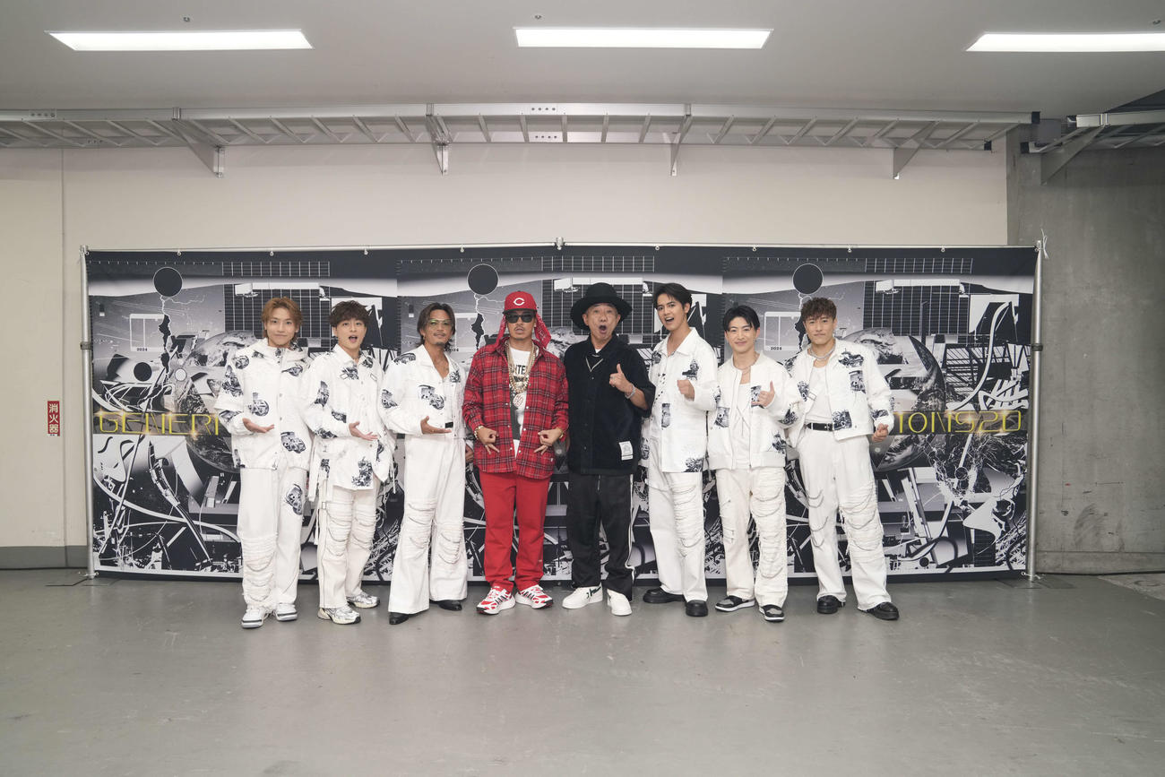 「GENERATIONS LIVE TOUR 2024”GENERATIONS 2．0”」東京公演2日目に出演したメンバーとゲスト。左から小森隼、白濱亜嵐、数原龍友、AK－69、木梨憲武、片寄涼太、佐野玲於、中務裕太