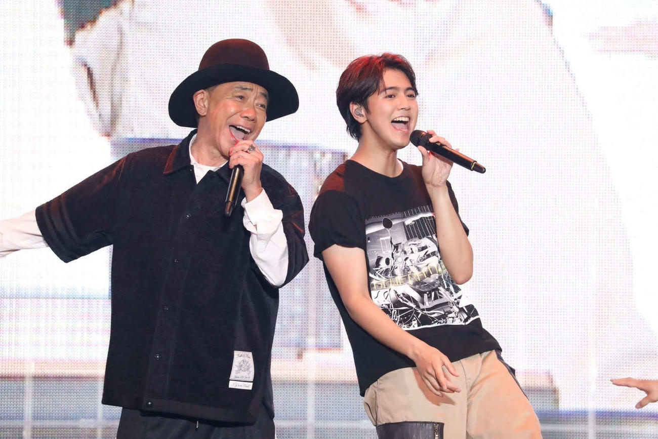 「GENERATIONS LIVE TOUR 2024”GENERATIONS 2．0”」で熱唱するとんねるず木梨憲武（左）とGENERATIONS片寄涼太