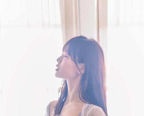 乃木坂46岩本蓮加20歳の初ランジェリーカット解禁　窓辺でピュアなレースガウンまとった１枚