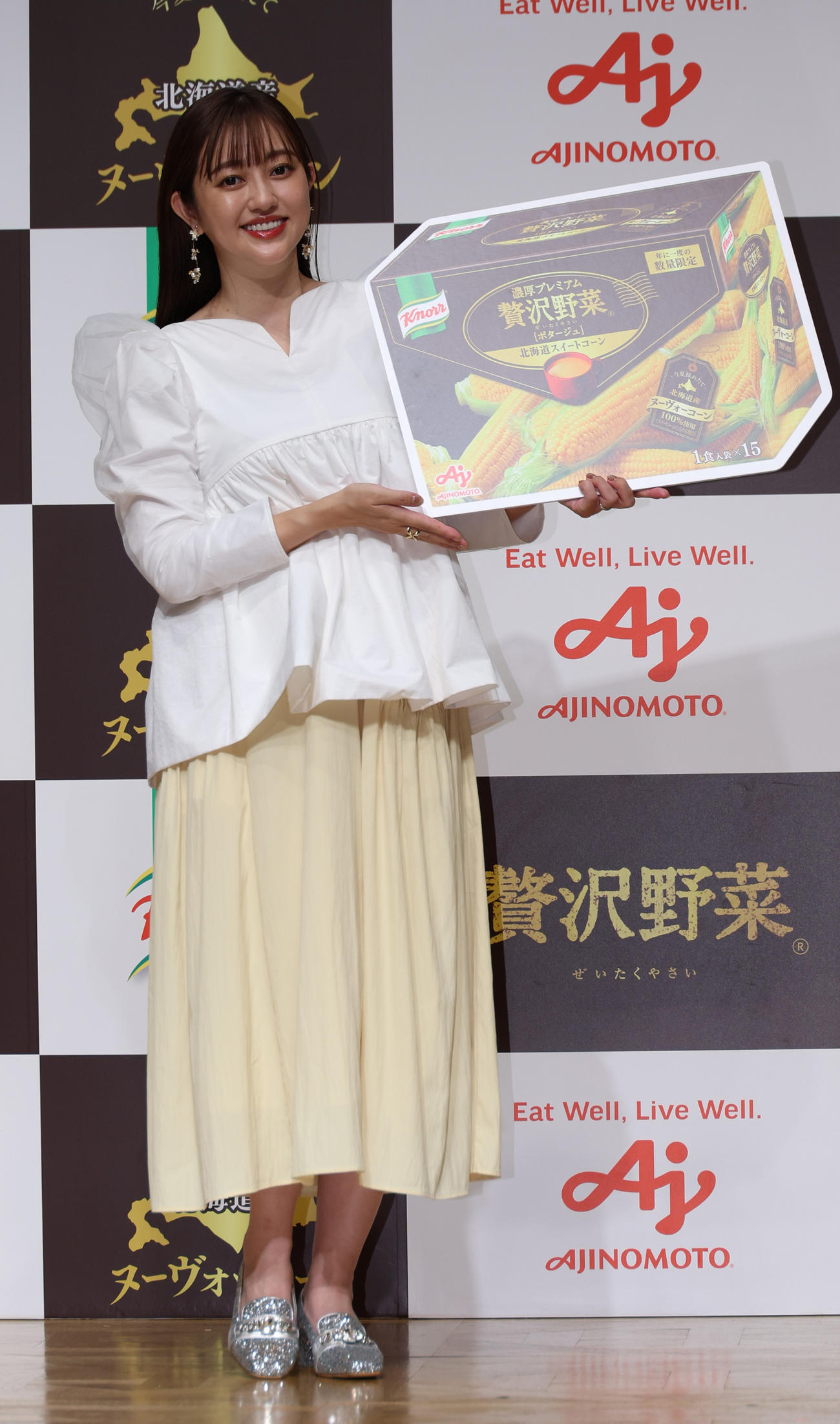 お腹に新しい命を授かって記念撮影を行う菊地亜美（撮影・中島郁夫）
