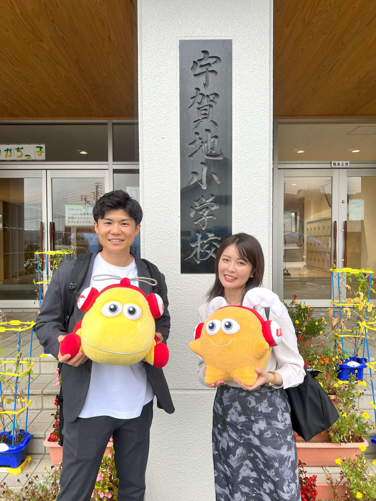 「出前授業」の講師をつとめた新潟テレビ21の高橋泉アナウンサー（右）と大角（魚沼市立宇賀地小学校）
